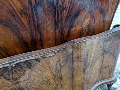 Letto Chippendale con sponde in legno noce impellicciato
