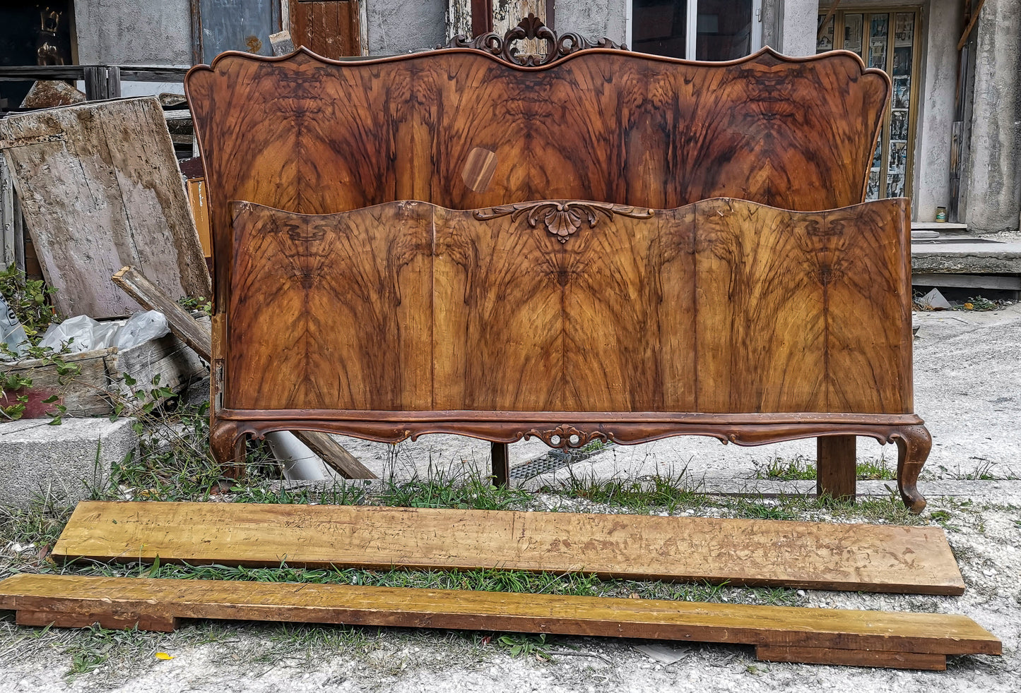 Letto Chippendale con sponde in legno noce impellicciato