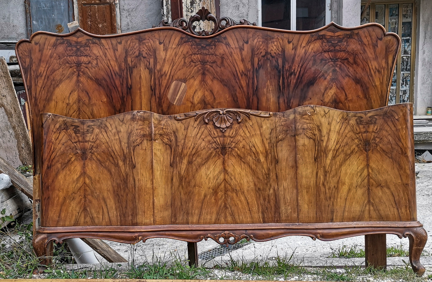 Letto Chippendale con sponde in legno noce impellicciato