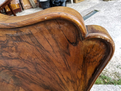 Letto Chippendale con sponde in legno noce impellicciato