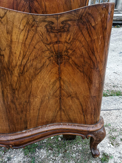 Letto Chippendale con sponde in legno noce impellicciato