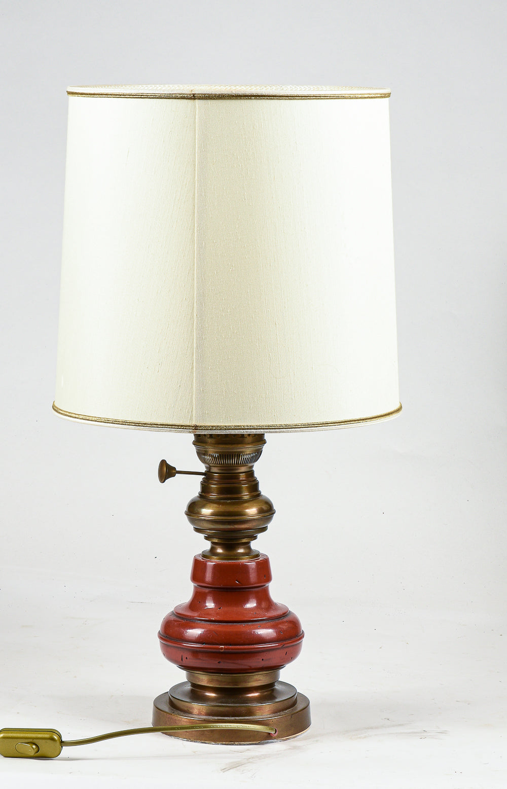 Lampada da comodino base in legno e ottone con cappa chiara Italia 1980