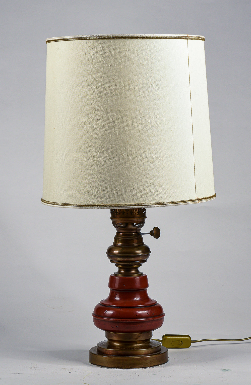 Lampada da comodino base in legno e ottone con cappa chiara Italia 1980