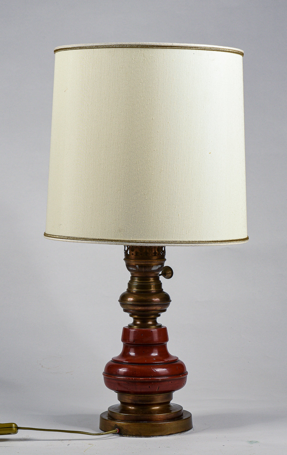 Lampada da comodino base in legno e ottone con cappa chiara Italia 1980