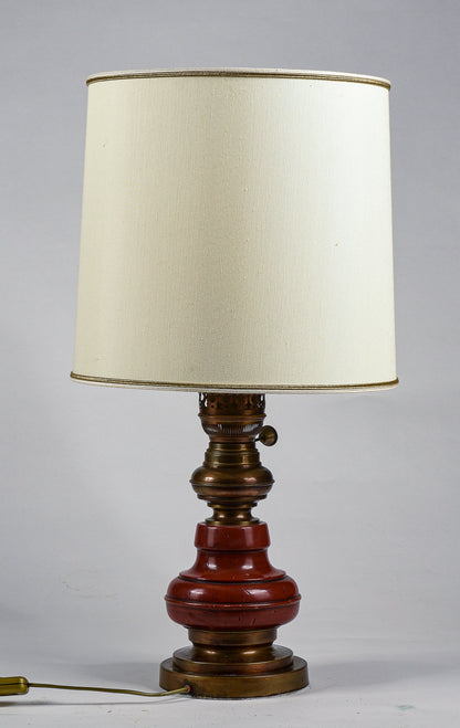 Lampada da comodino base in legno e ottone con cappa chiara Italia 1980