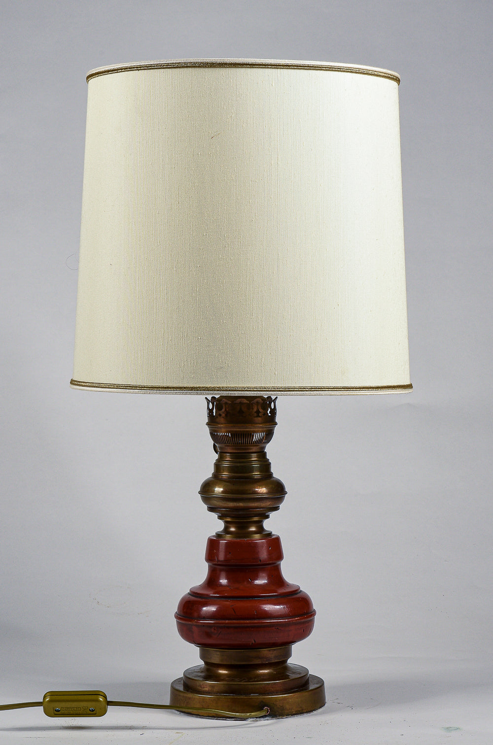 Lampada da comodino base in legno e ottone con cappa chiara Italia 1980