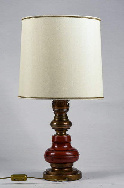 Lampada da comodino base in legno e ottone con cappa chiara Italia 1980