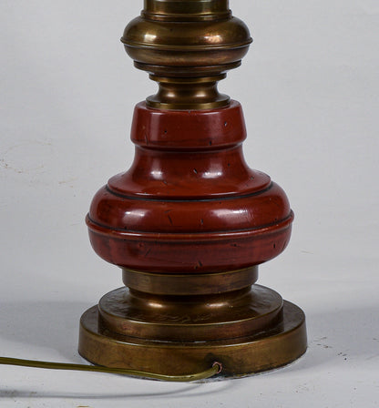 Lampada da comodino base in legno e ottone con cappa chiara Italia 1980