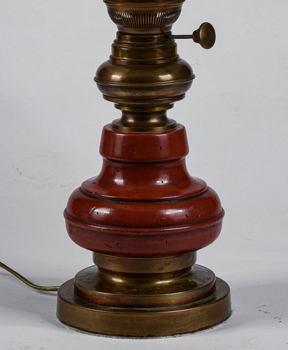 Lampada da comodino base in legno e ottone con cappa chiara Italia 1980