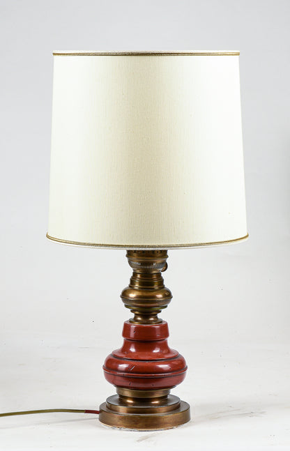Lampada da comodino base in legno e ottone con cappa chiara Italia 1980