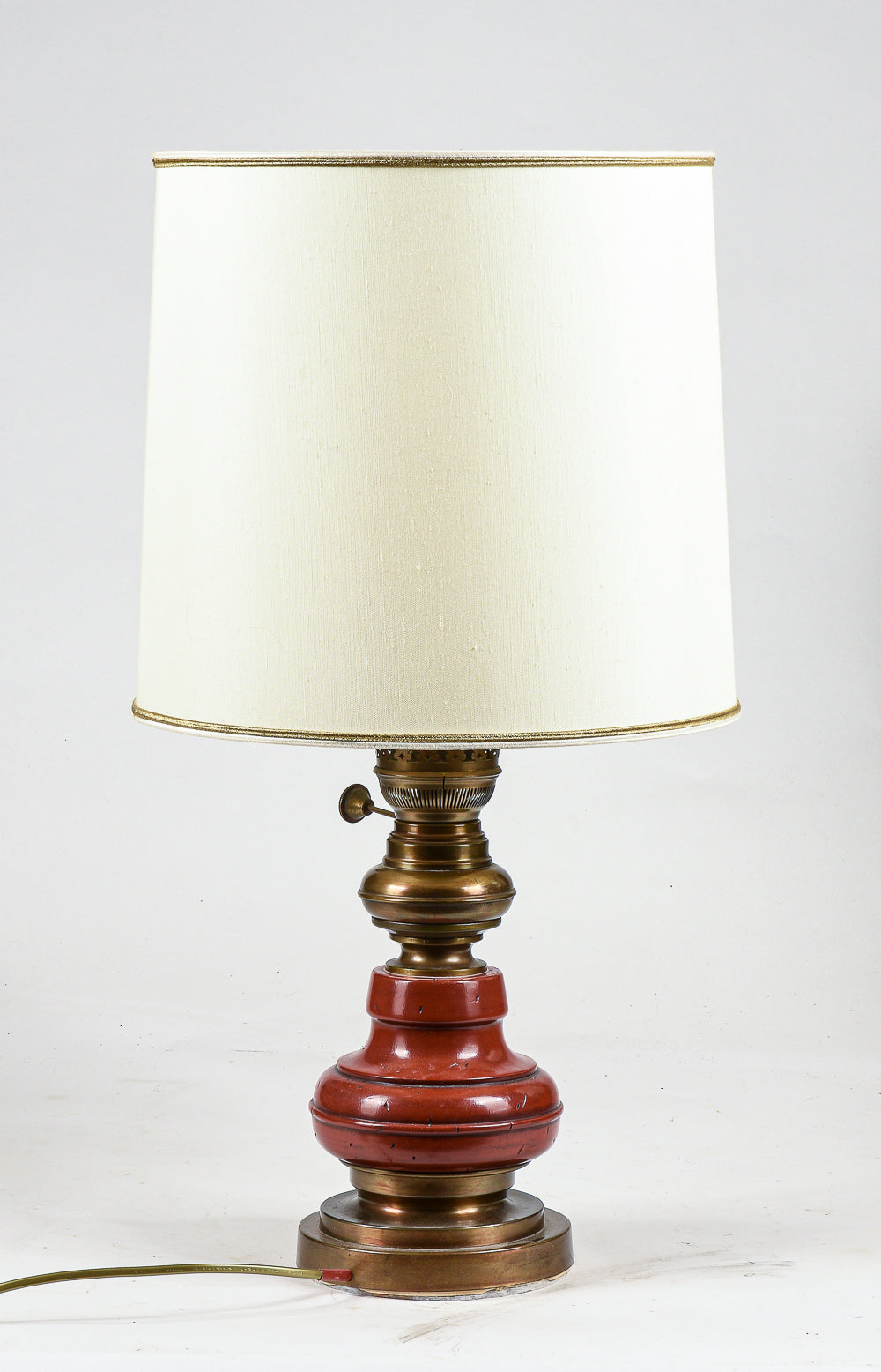 Lampada da comodino base in legno e ottone con cappa chiara Italia 1980