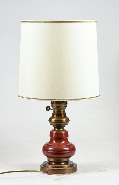 Lampada da comodino base in legno e ottone con cappa chiara Italia 1980