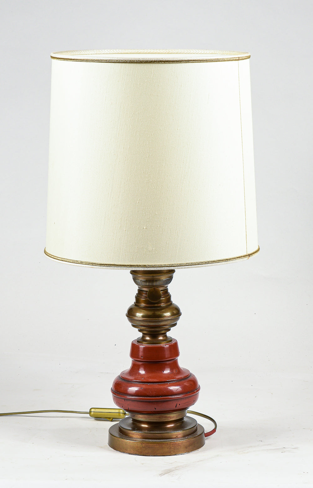 Lampada da comodino base in legno e ottone con cappa chiara Italia 1980