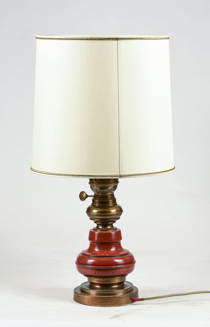 Lampada da comodino base in legno e ottone con cappa chiara Italia 1980