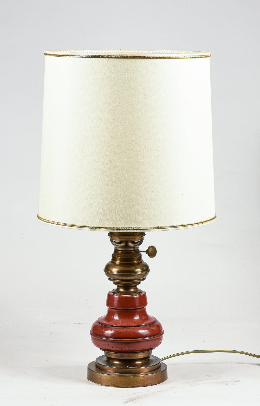 Lampada da comodino base in legno e ottone con cappa chiara Italia 1980