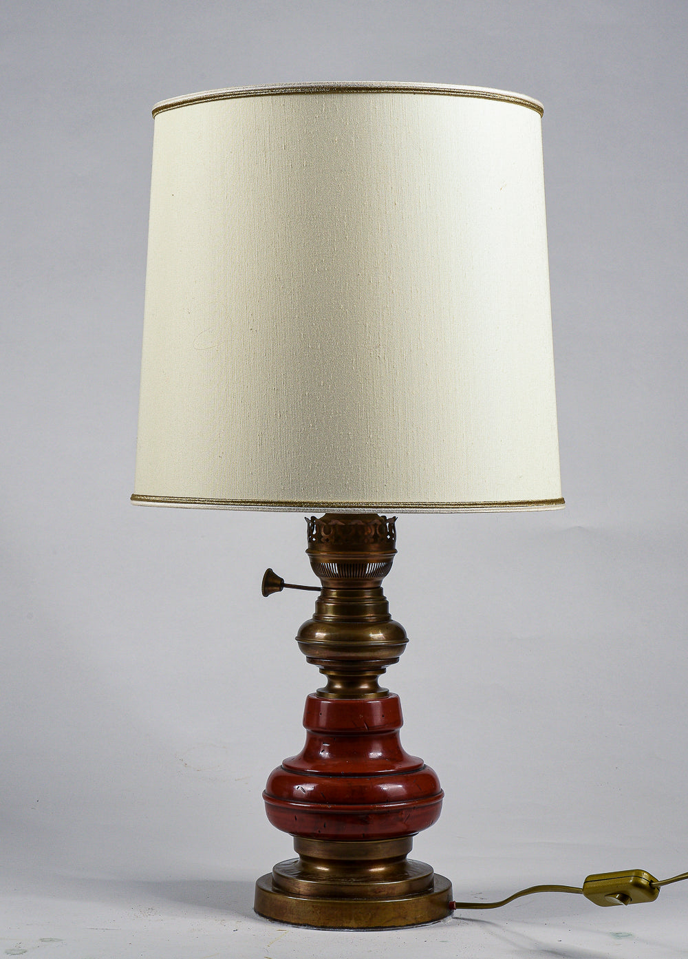 Lampada da comodino base in legno e ottone con cappa chiara Italia 1980