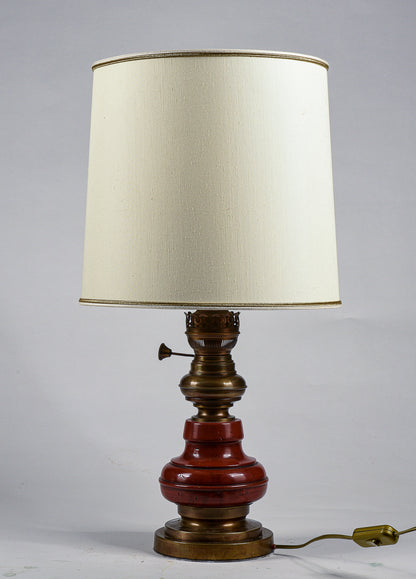 Lampada da comodino base in legno e ottone con cappa chiara Italia 1980