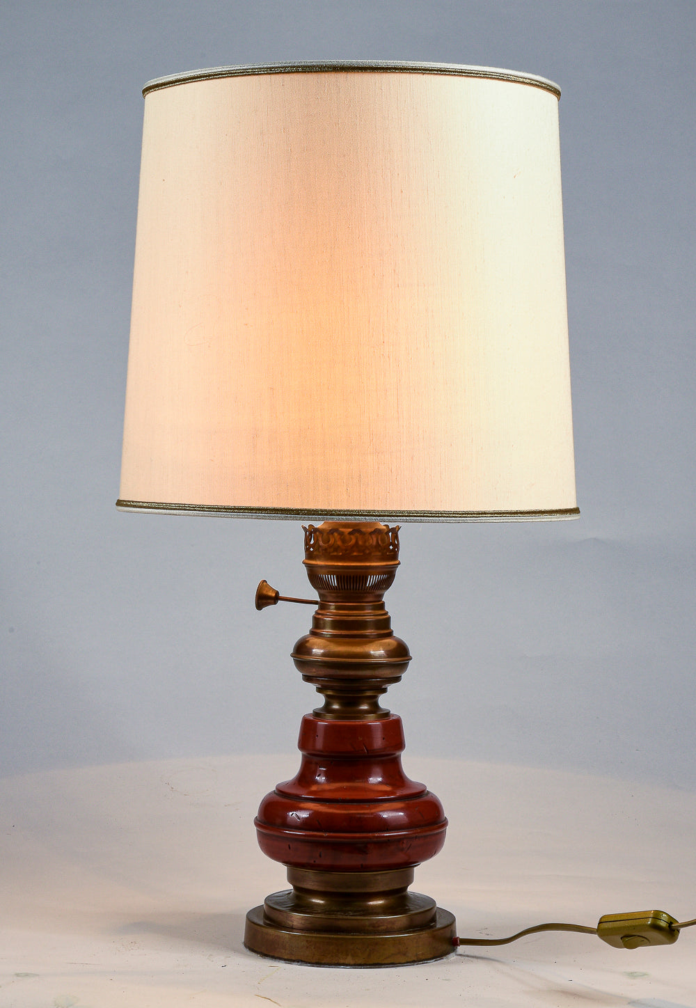 Lampada da comodino base in legno e ottone con cappa chiara Italia 1980