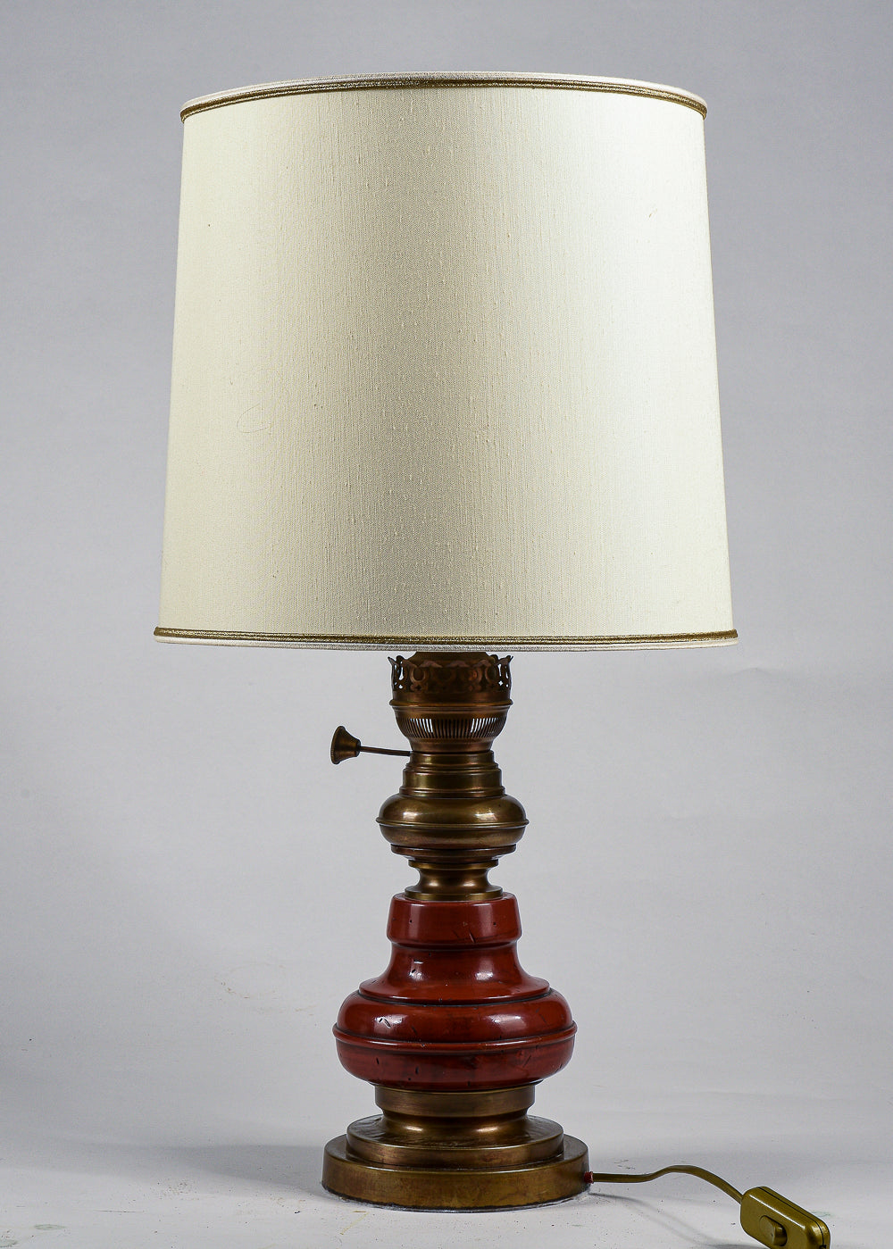 Lampada da comodino base in legno e ottone con cappa chiara Italia 1980