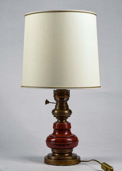 Lampada da comodino base in legno e ottone con cappa chiara Italia 1980