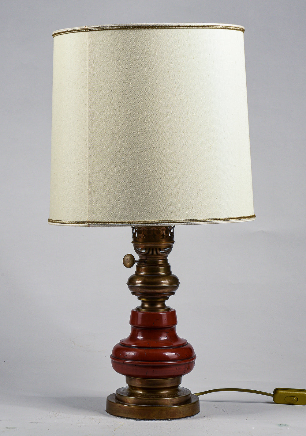 Lampada da comodino base in legno e ottone con cappa chiara Italia 1980