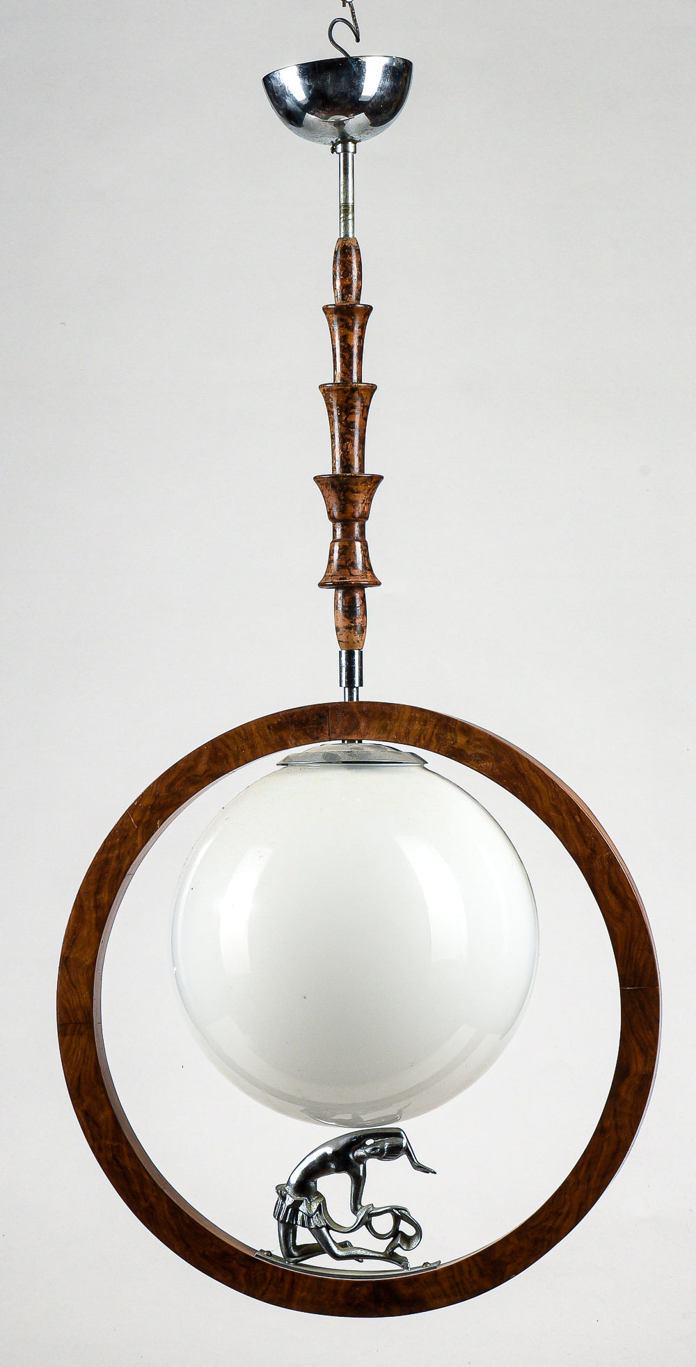 Lampadario art deco  con legno impellicciato noce con ballerina che sorregge la sfera di opalina
