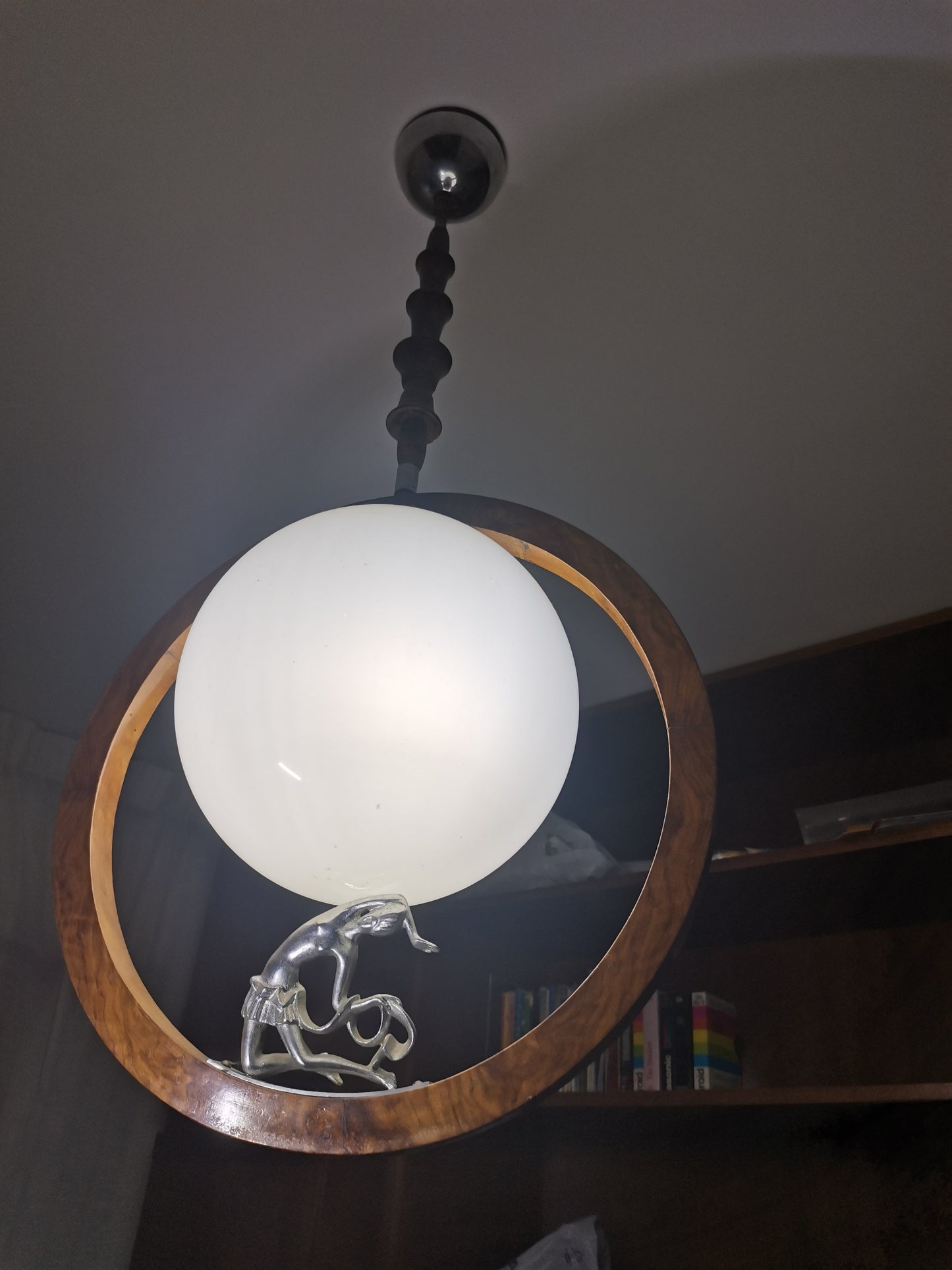 Lampadario art deco  con legno impellicciato noce con ballerina che sorregge la sfera di opalina