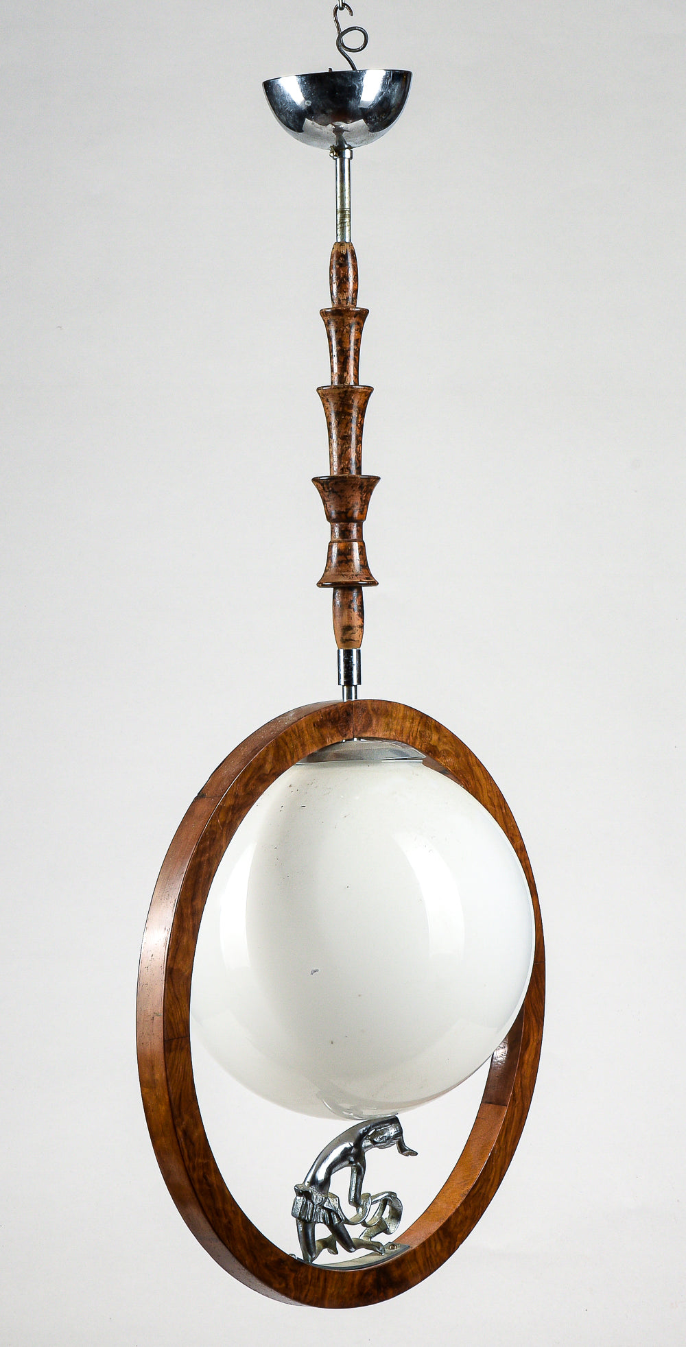 Lampadario art deco  con legno impellicciato noce con ballerina che sorregge la sfera di opalina