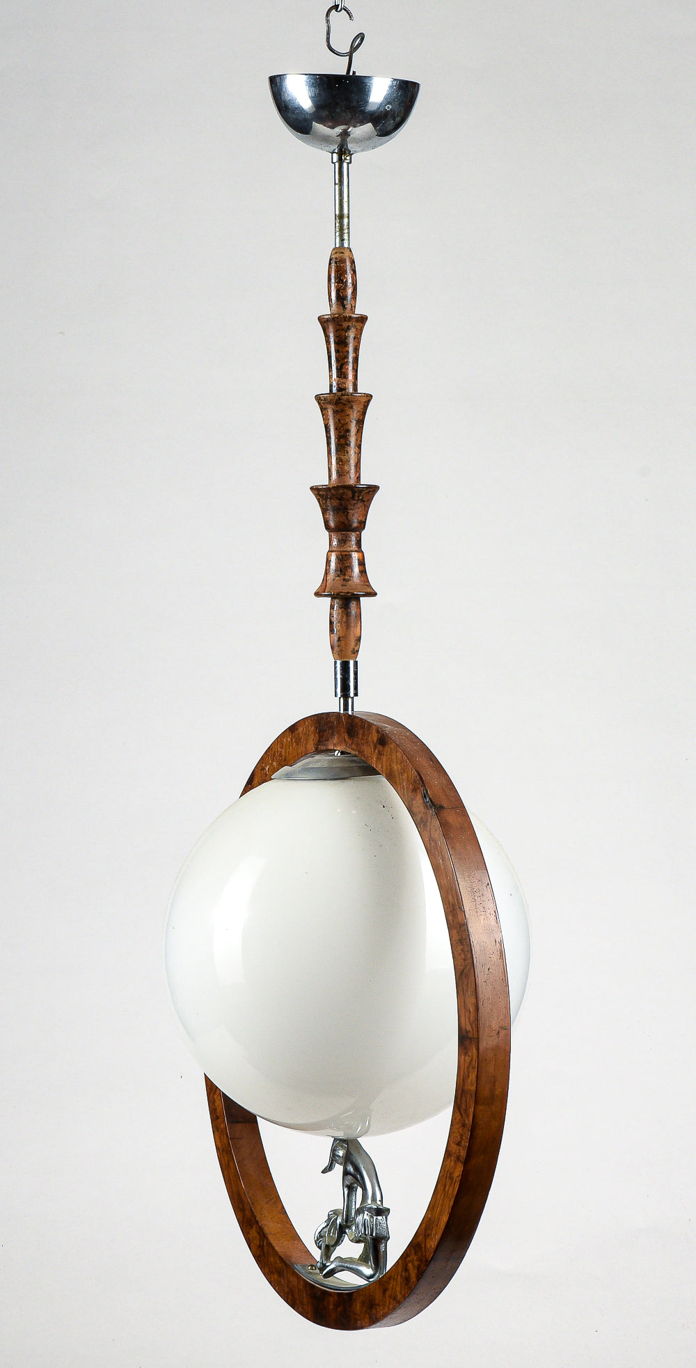 Lampadario art deco  con legno impellicciato noce con ballerina che sorregge la sfera di opalina