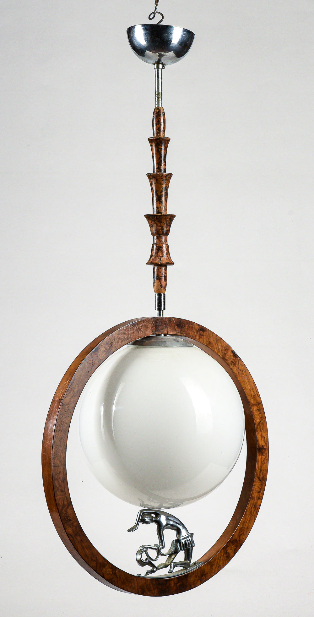 Lampadario art deco  con legno impellicciato noce con ballerina che sorregge la sfera di opalina