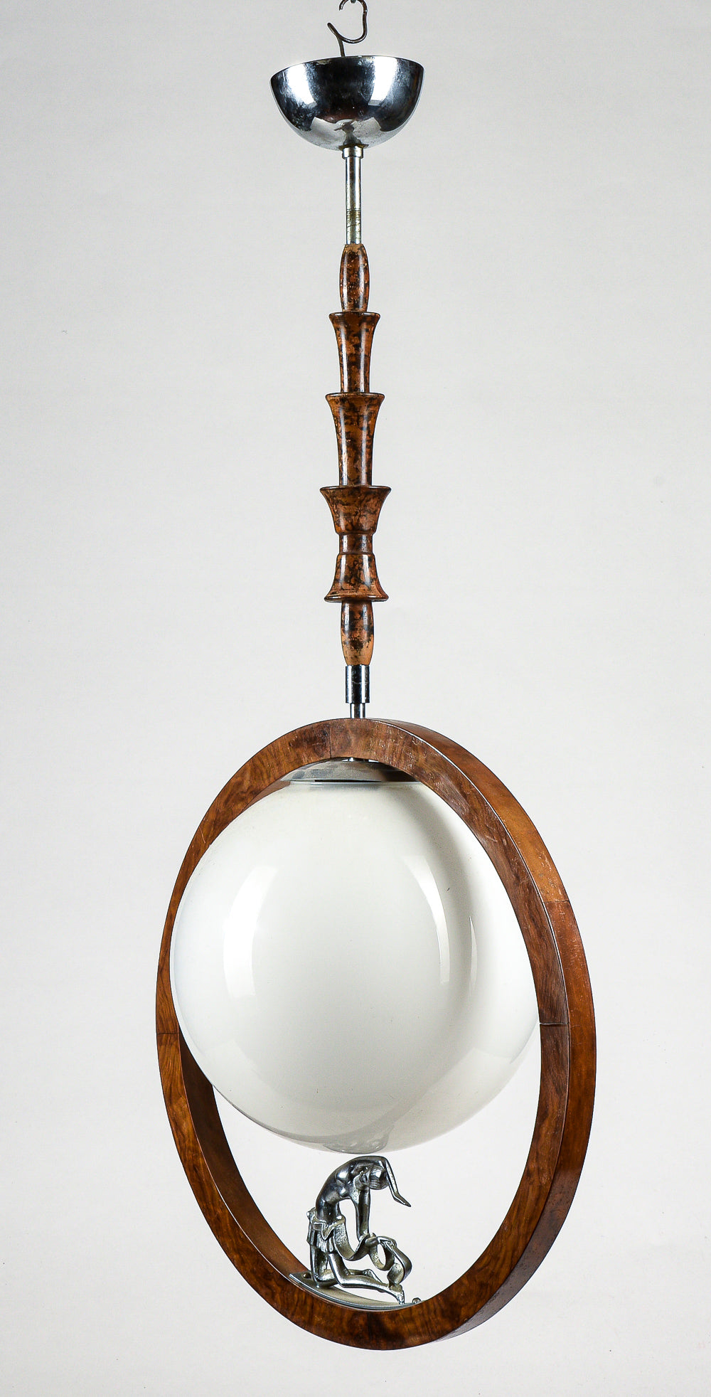 Lampadario art deco  con legno impellicciato noce con ballerina che sorregge la sfera di opalina