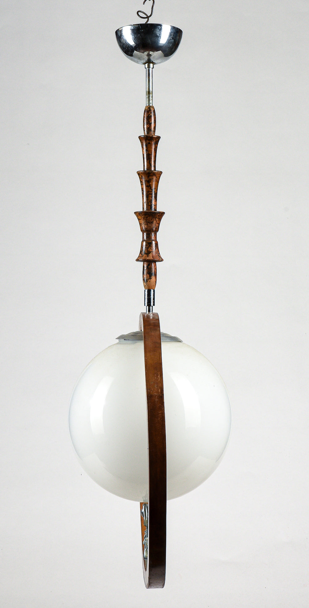 Lampadario art deco  con legno impellicciato noce con ballerina che sorregge la sfera di opalina