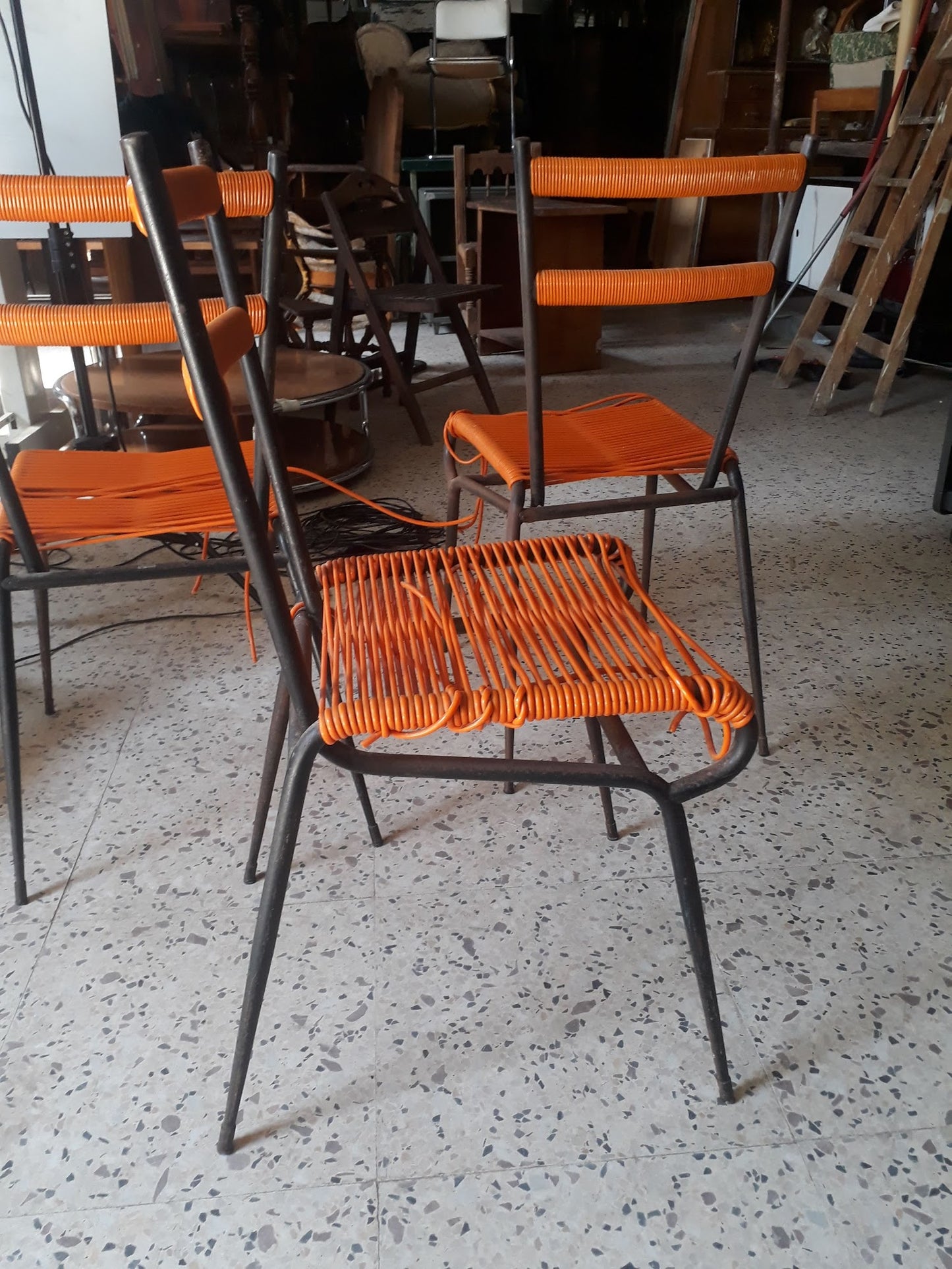 SEDIA IN METALLO CON SEDUTA IN PLASTICA INTRECCIATA ORIGINALE ANNI 60 DA RESTAURARE.