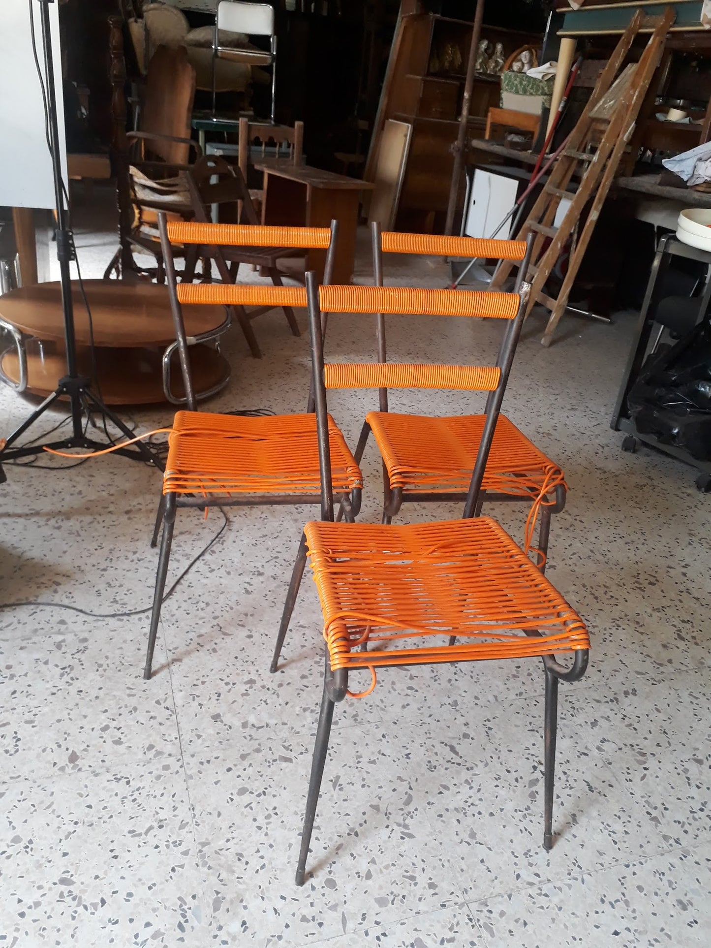 SEDIA IN METALLO CON SEDUTA IN PLASTICA INTRECCIATA ORIGINALE ANNI 60 DA RESTAURARE.