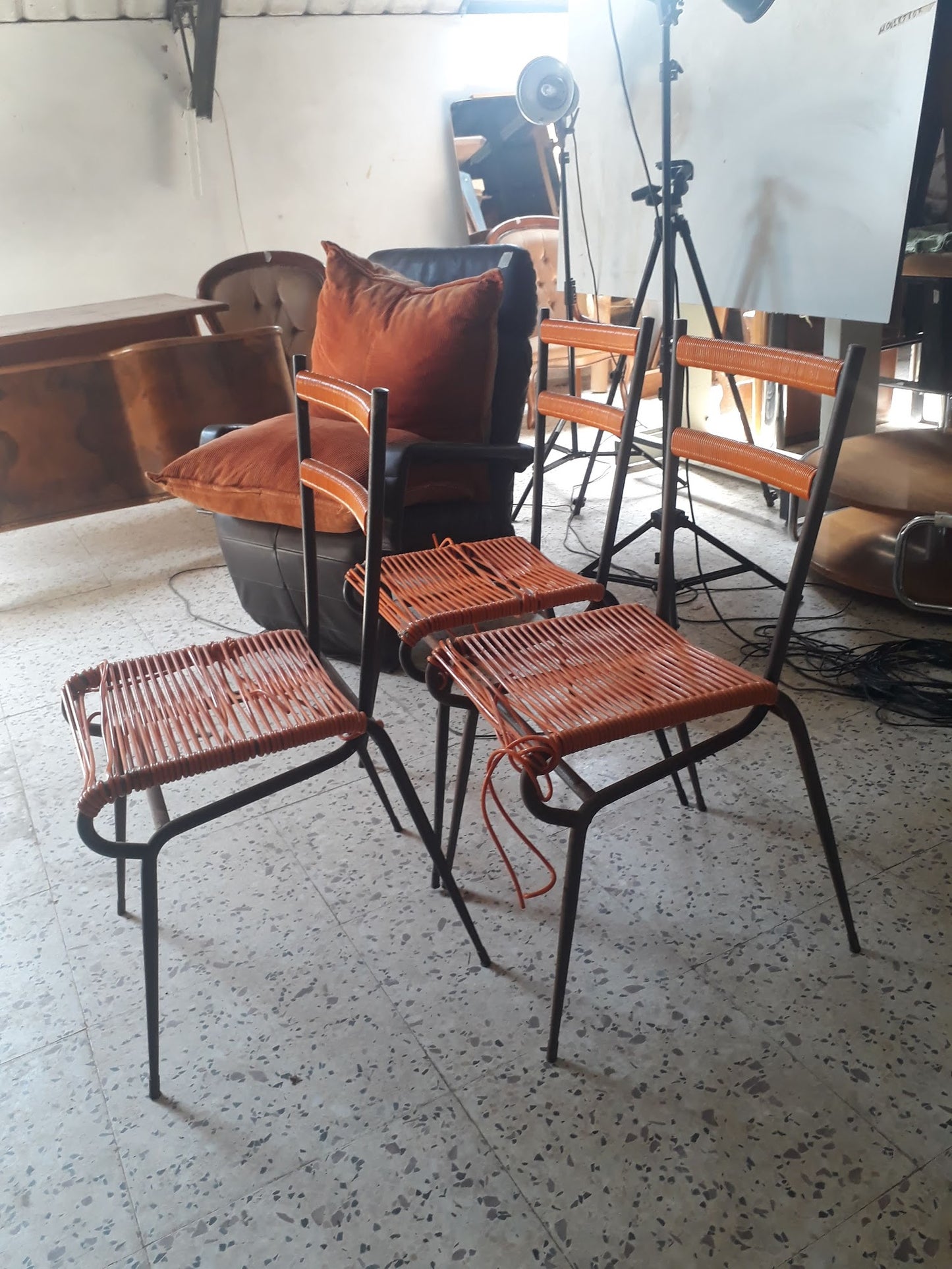 SEDIA IN METALLO CON SEDUTA IN PLASTICA INTRECCIATA ORIGINALE ANNI 60 DA RESTAURARE.