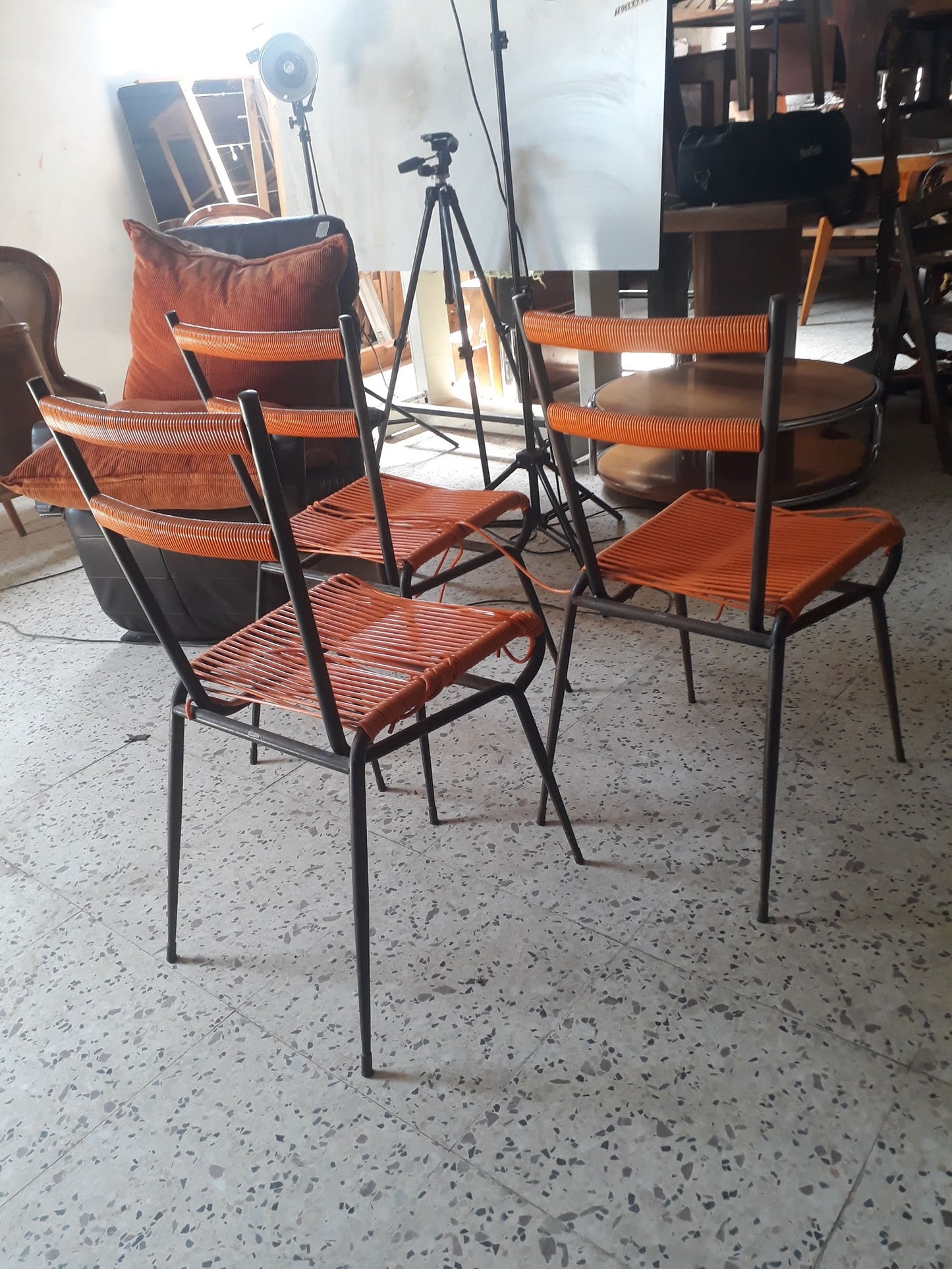 SEDIA IN METALLO CON SEDUTA IN PLASTICA INTRECCIATA ORIGINALE ANNI 60 DA RESTAURARE.
