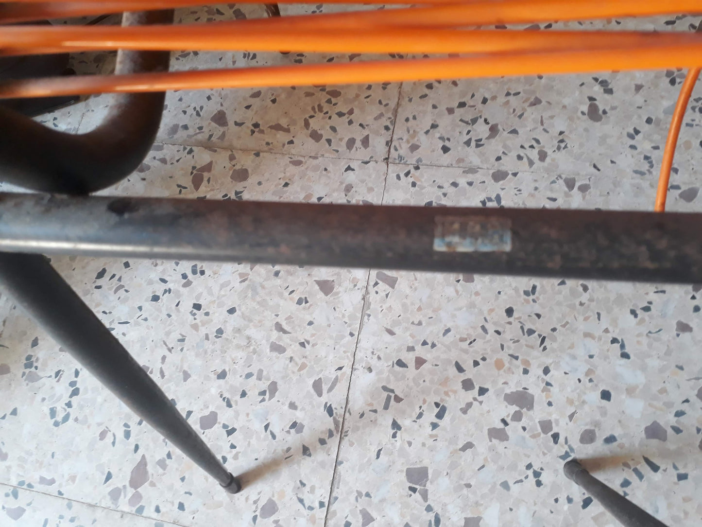 SEDIA IN METALLO CON SEDUTA IN PLASTICA INTRECCIATA ORIGINALE ANNI 60 DA RESTAURARE.