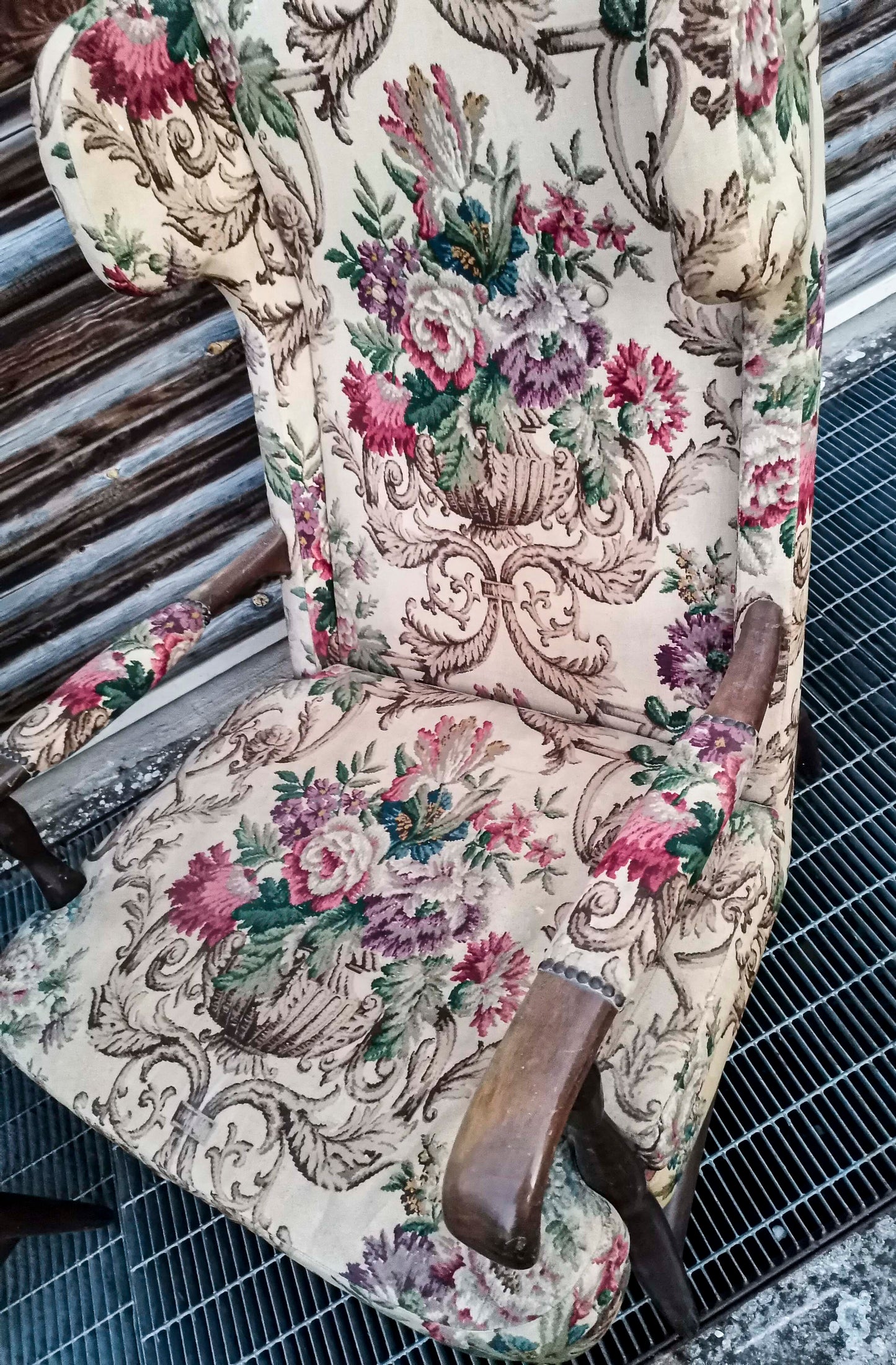 Coppia poltrone in tessuto colorato damascato design 1980