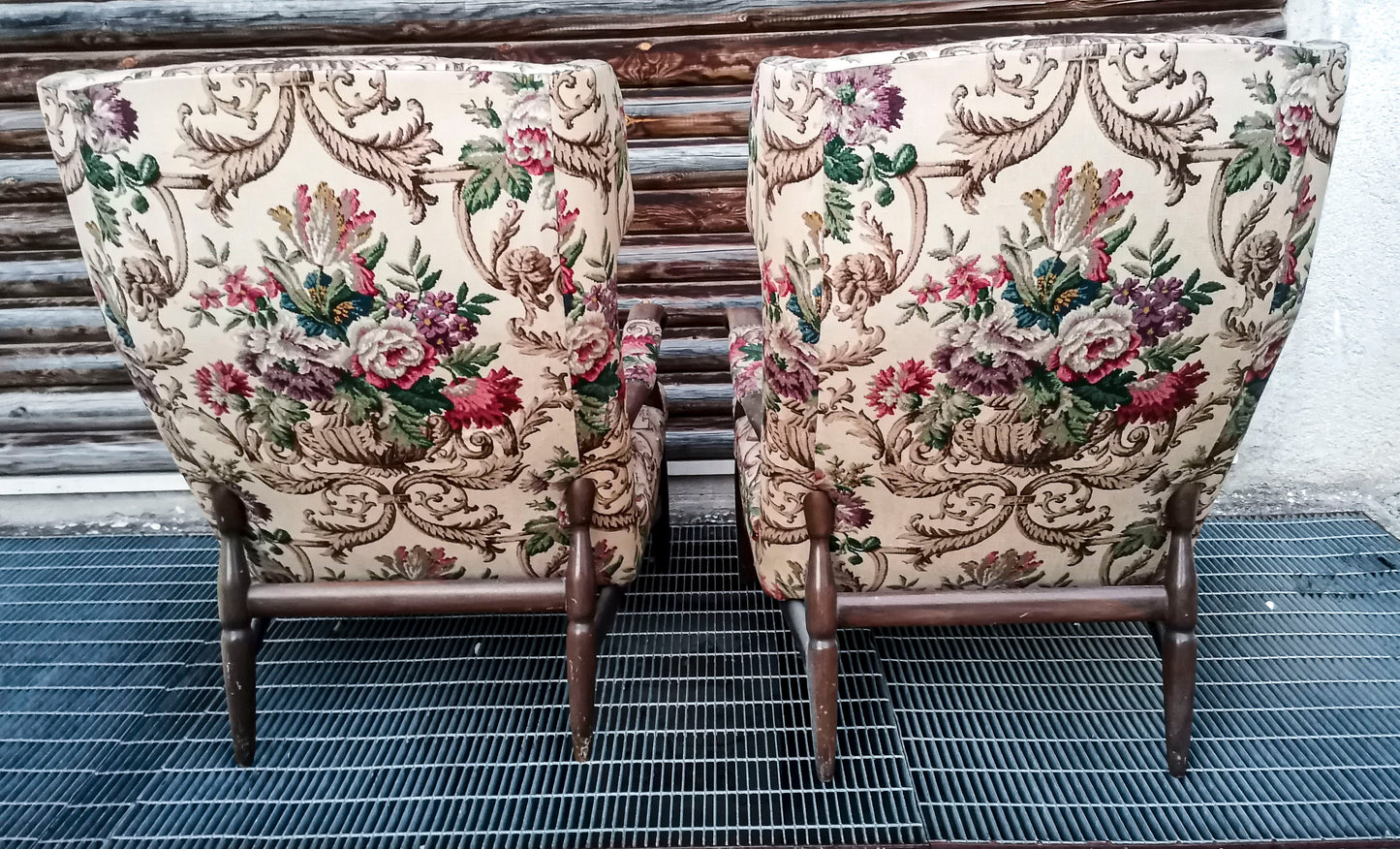 Coppia poltrone in tessuto colorato damascato design 1980