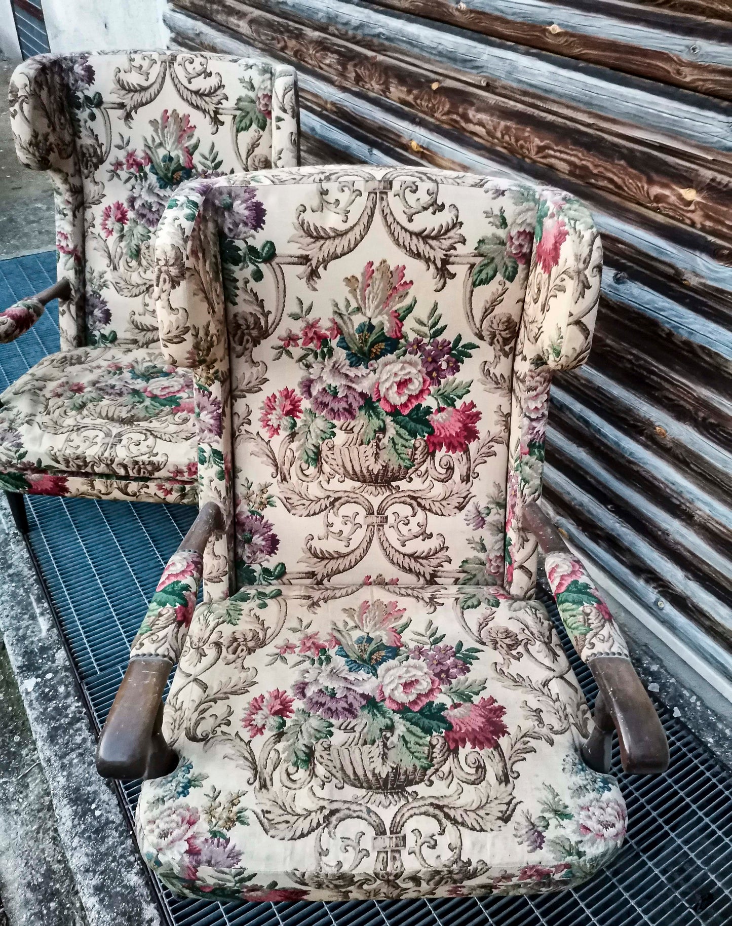 Coppia poltrone in tessuto colorato damascato design 1980