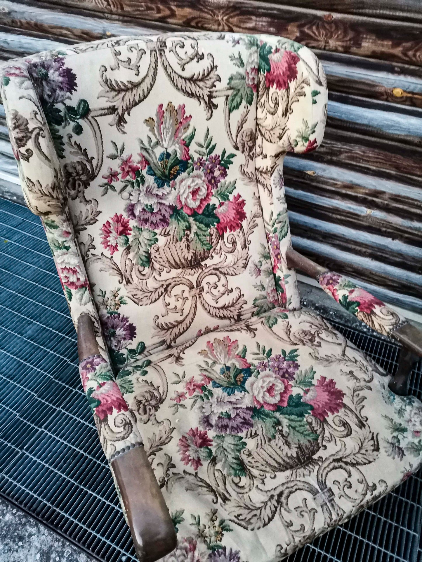 Coppia poltrone in tessuto colorato damascato design 1980