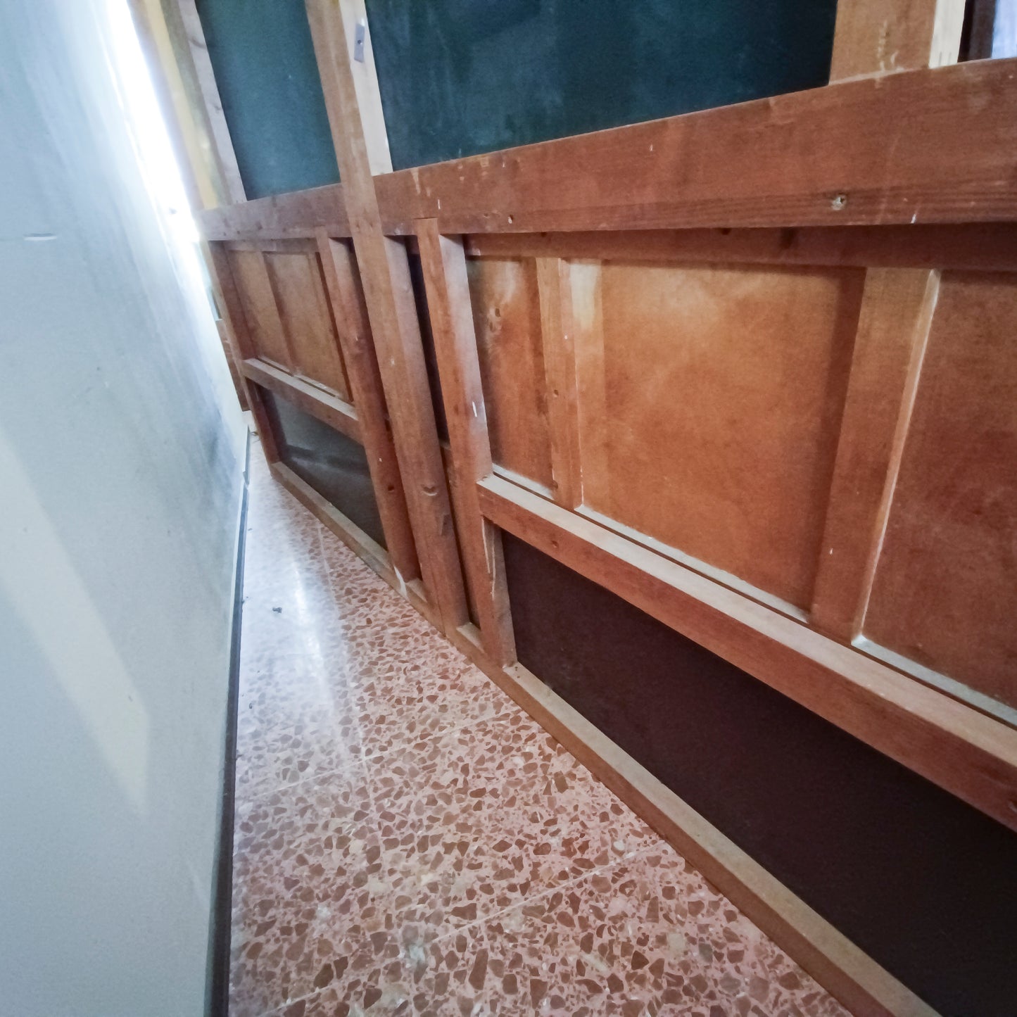 credenza in pergamena con grande specchio artigiani canturini