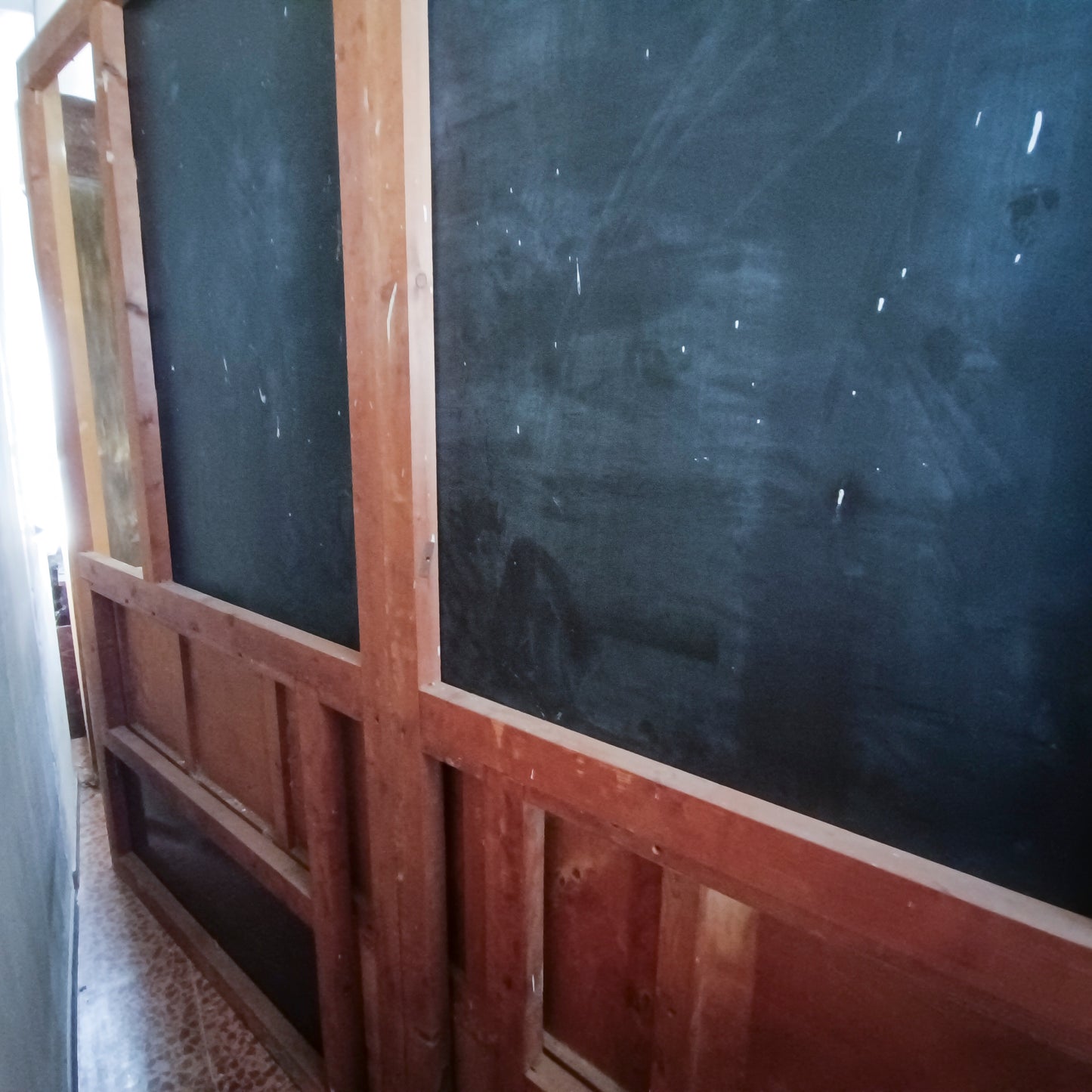 credenza in pergamena con grande specchio artigiani canturini