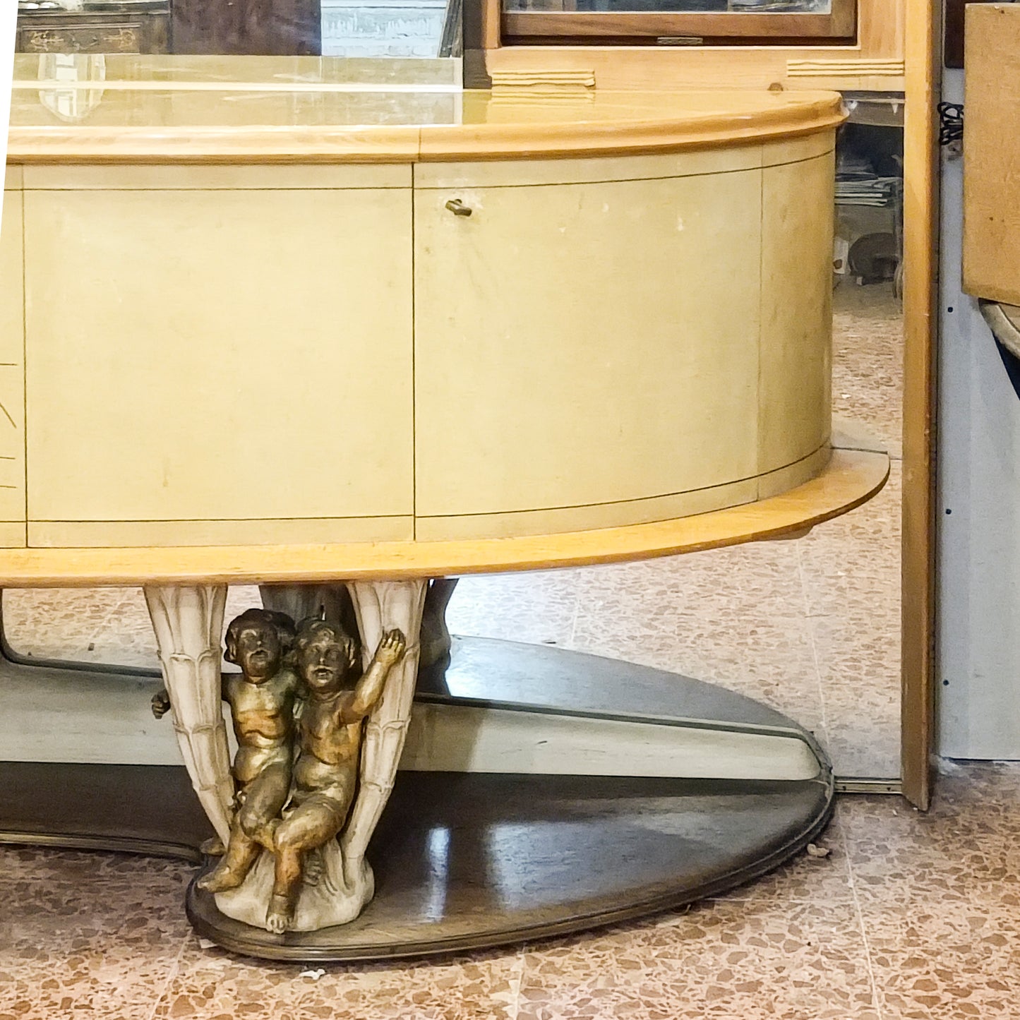 credenza in pergamena con grande specchio artigiani canturini