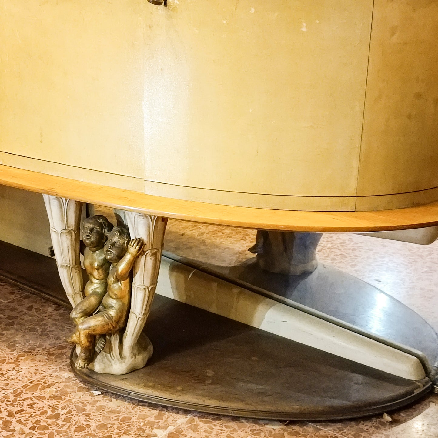 credenza in pergamena con grande specchio artigiani canturini