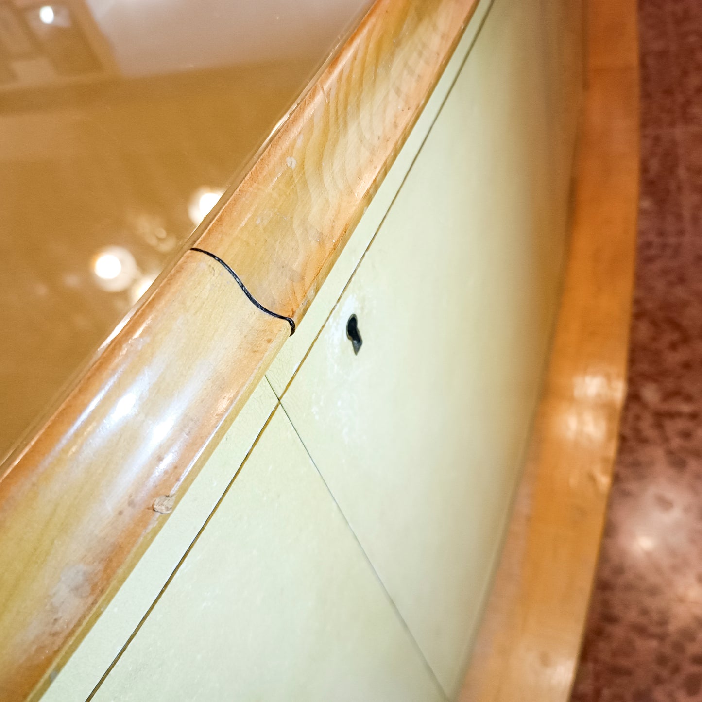credenza in pergamena con grande specchio artigiani canturini