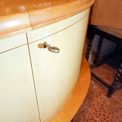 credenza in pergamena con grande specchio artigiani canturini