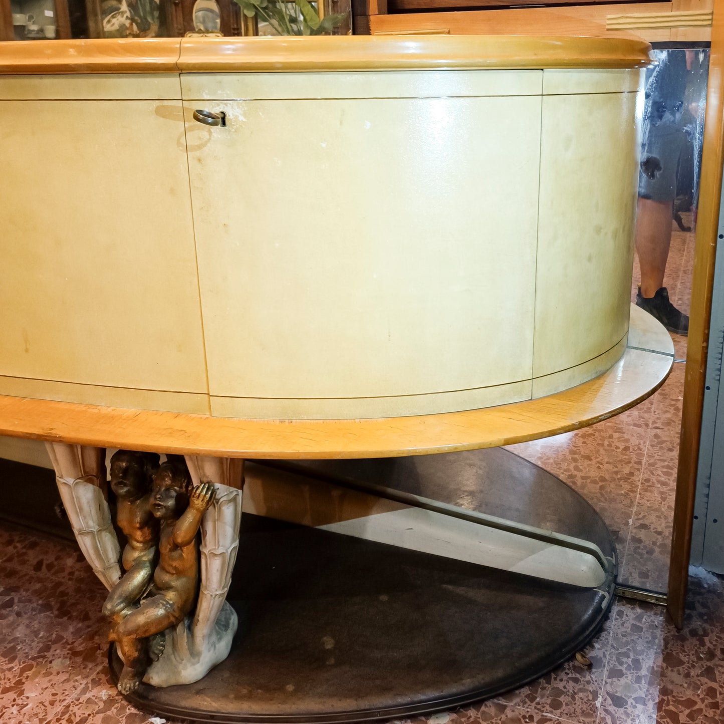 credenza in pergamena con grande specchio artigiani canturini