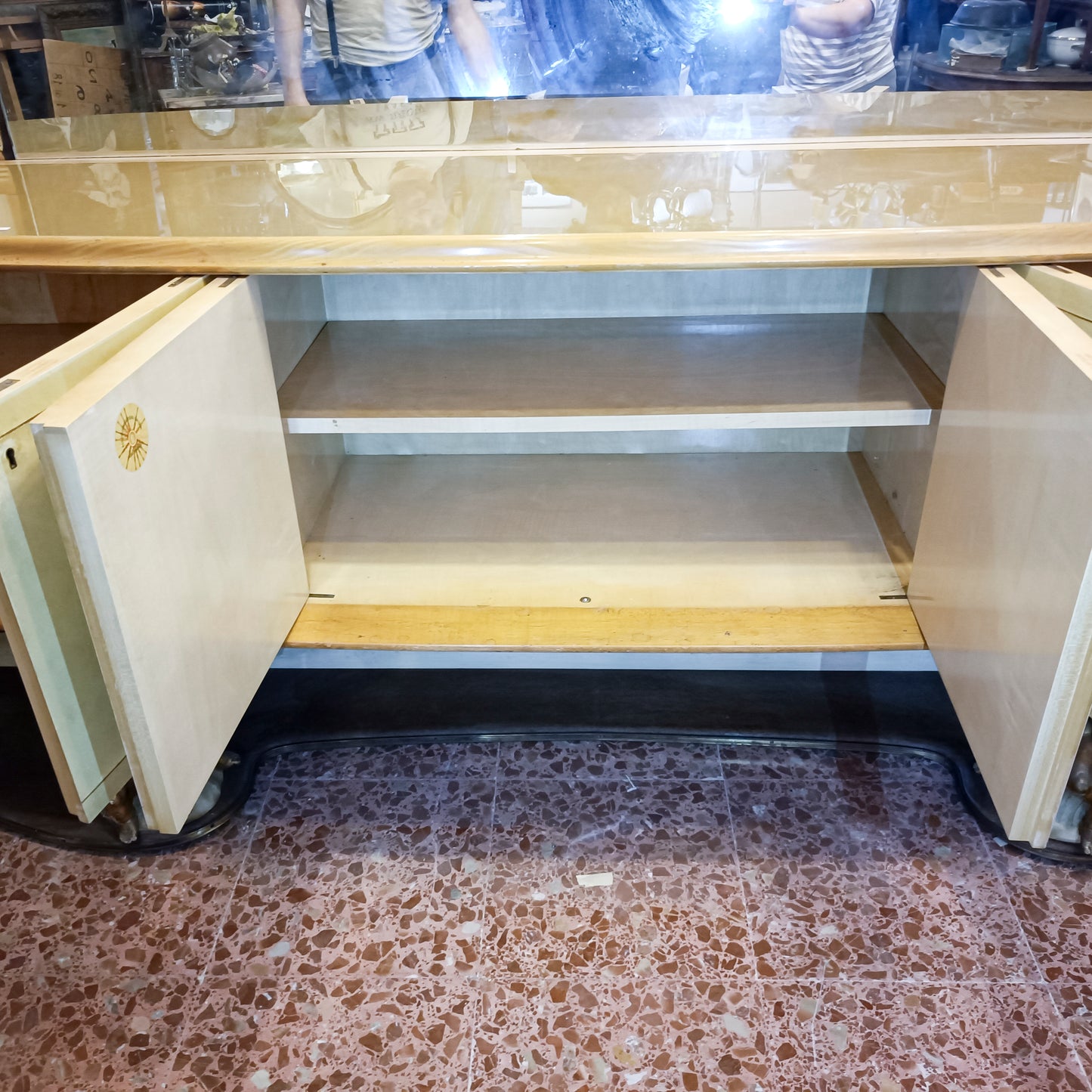 credenza in pergamena con grande specchio artigiani canturini