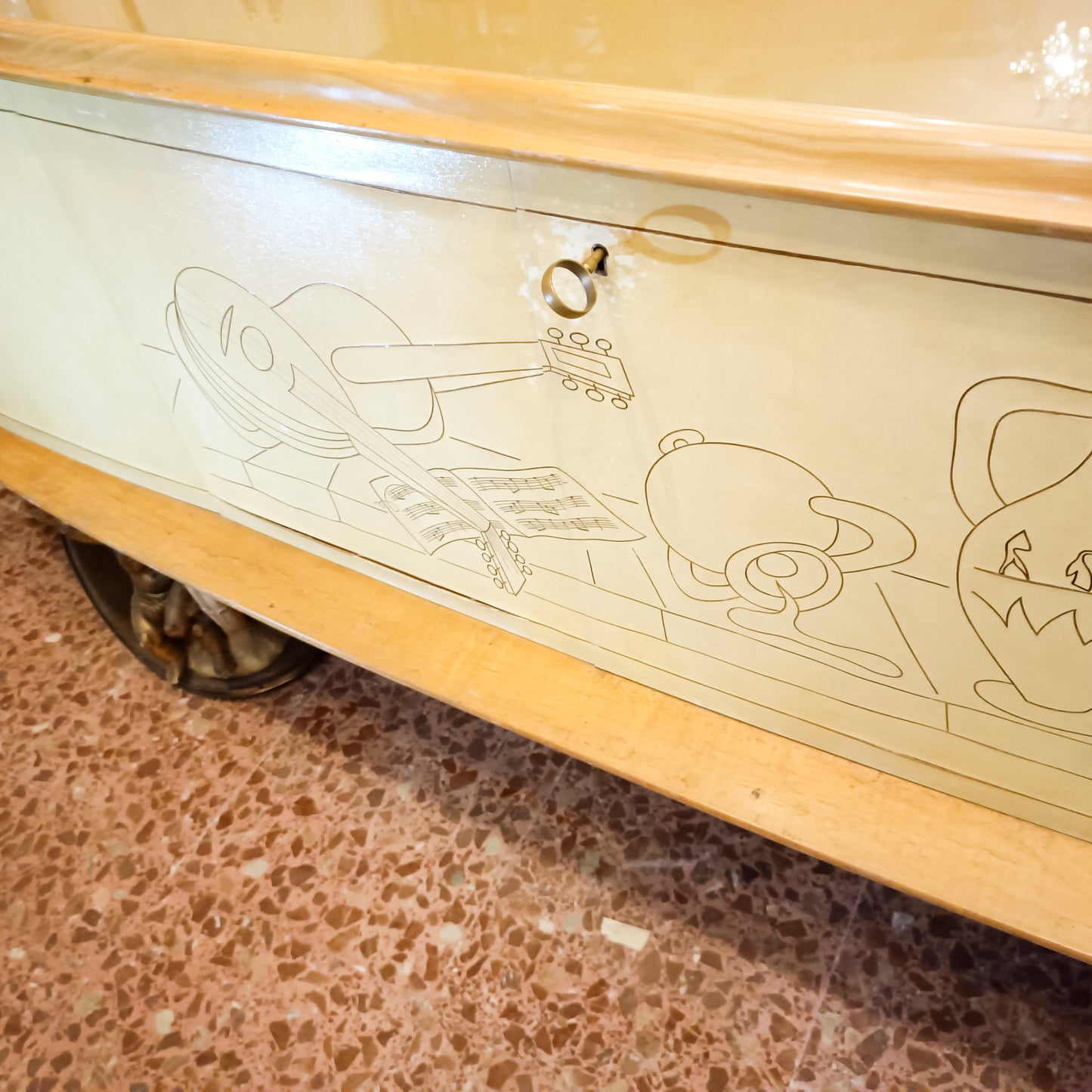 credenza in pergamena con grande specchio artigiani canturini